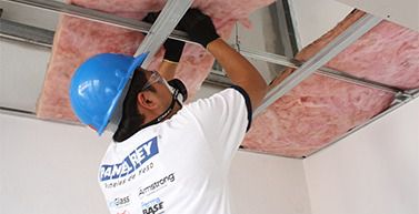 Empleado instalando material de Plaforama